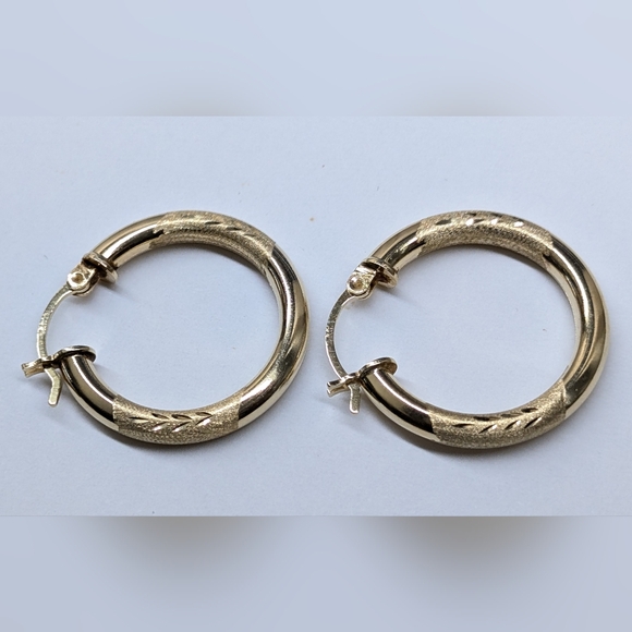 14k Yellow Gold Diamond Cut 3.5mm Hollow 1.1" Hoop Earrings 3g - Picture 6 of 8